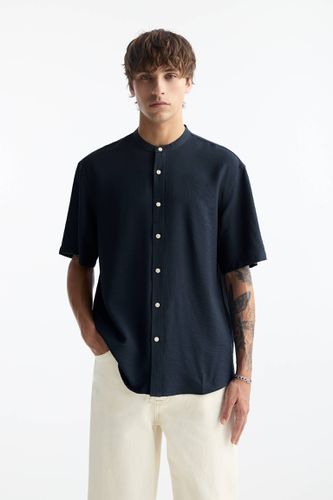 Chemise Basique À Col Officier Et Manches Courtes - Pull&Bear - Modalova