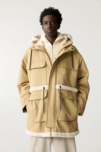 Parka En Tissu Contrastant Avec Mouton Synthétique - Pull&Bear - Modalova