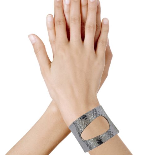 Bracelet Manchette Plate Martelée Evidée - LES POULETTES BIJOUX - Modalova