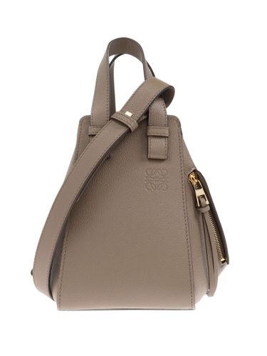 Hammock Compact Leather Handbag - Loewe - Modalova