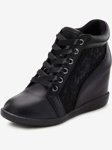 Baskets sneakers élégantes avec empiècement en dentelle tendance, idéales comme chaussures de mariée - LASCANA - Modalova