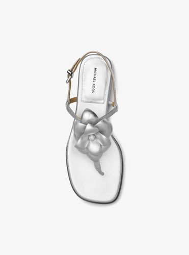 MK Sandale Jacie en cuir métallisé à fleur et à bride en T - Michael Kors - MICHAEL Michael Kors - Modalova