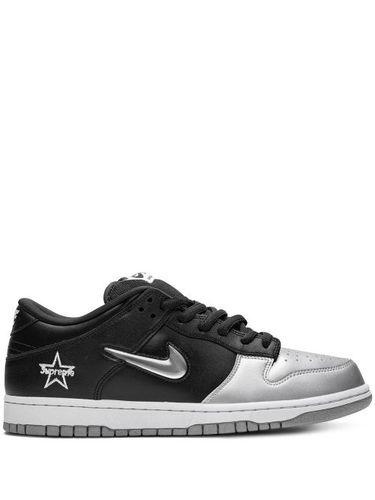 X Supreme baskets SB Dunk Low - Nike - Modalova