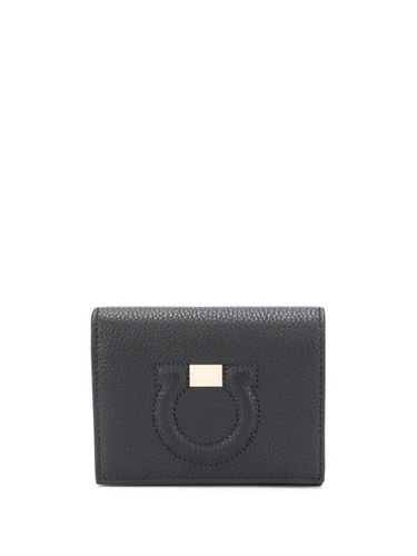 Embossed Gancini motif grainy wallet - Ferragamo - Modalova