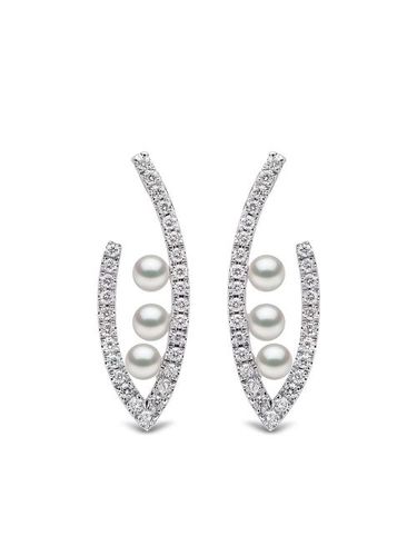 Boucles d'oreilles Sleek en or blanc 18ct ornées de diamants et de perles d'Akoya - Yoko London - Modalova