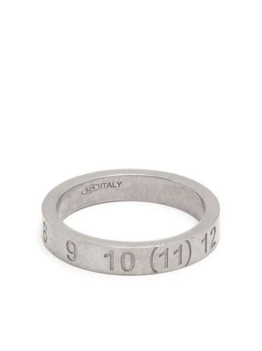 Bague Numerical à design gravé - Maison Margiela - Modalova