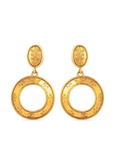 Boucles d'oreilles à logo gravé (années 1987) - CHANEL Pre-Owned - Modalova