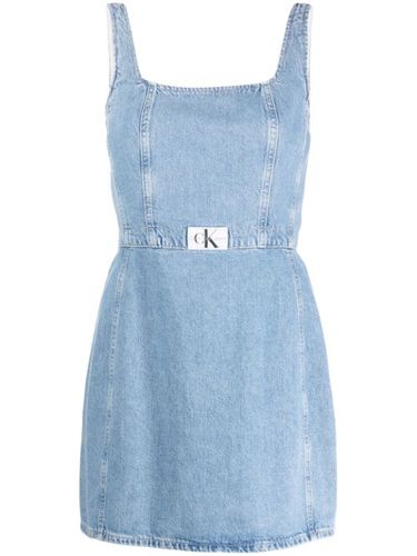 Robe courte en jean à logo brodé - Calvin Klein Jeans - Modalova