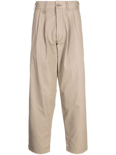 Pantalon chino à patch logo - CHOCOOLATE - Modalova