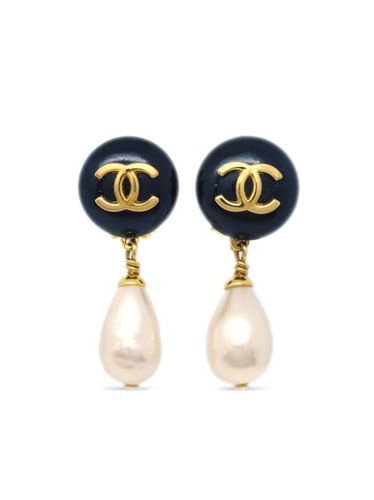 Boucles d'oreilles à perle artificielle CC (1996) - CHANEL Pre-Owned - Modalova