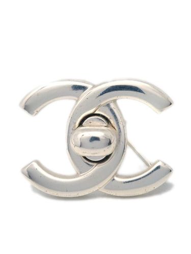 Broche à loquet CC (1996) - CHANEL Pre-Owned - Modalova