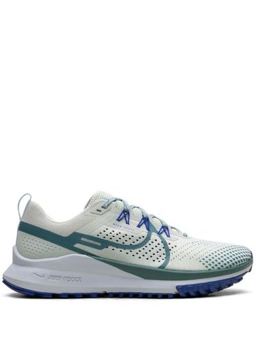 Nike baskets à logo Swoosh - Gris - Nike - Modalova