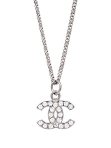 Collier à pendentif logo orné de cristaux (2007) - CHANEL Pre-Owned - Modalova