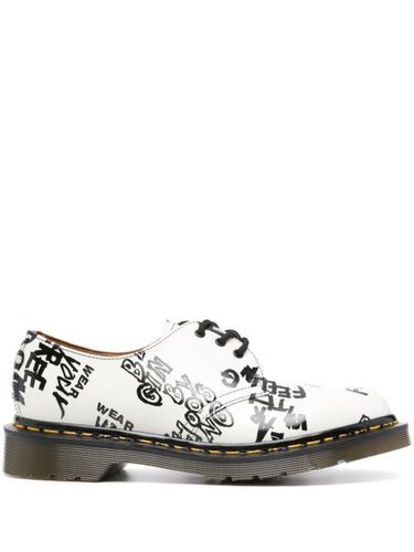 X Dr Martens derbies à texte imprimé - Comme Des Garçons Comme Des Garçons - Modalova