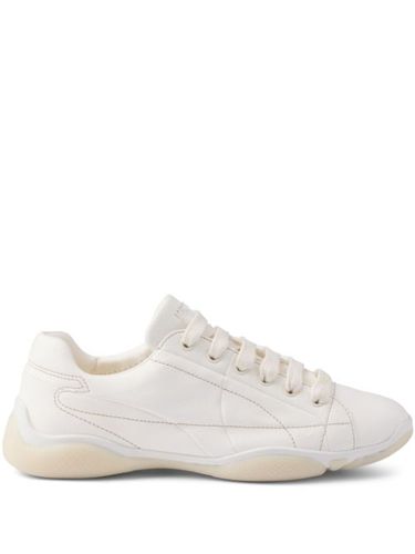 Baskets en cuir à logo embossé - Prada - Modalova