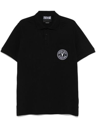 Polo V-Emblem - Versace Jeans Couture - Modalova