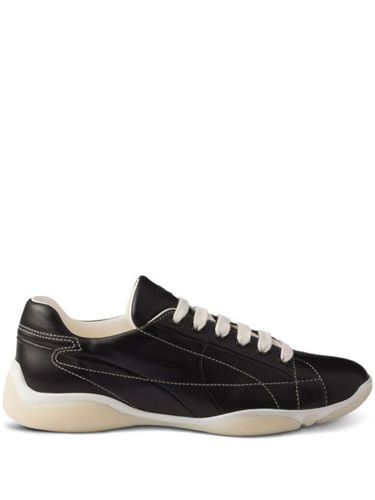 Baskets en cuir à logo embossé - Prada - Modalova