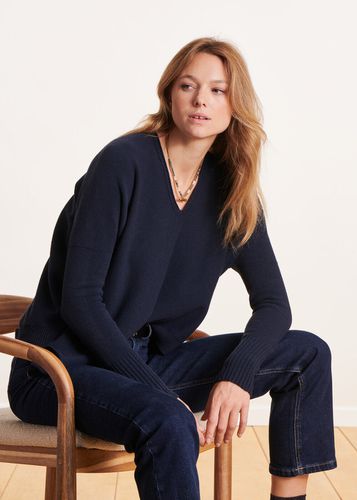 Pull bleu marine oversize asymétrique en maille fine - La Fée Maraboutée - Modalova