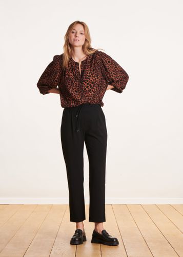 Pantalon noir coupe carotte - La Fée Maraboutée - Modalova