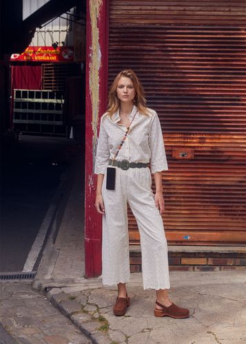 Pantalon droit écru en broderie anglaise taille élastique - La Fée Maraboutée - Modalova