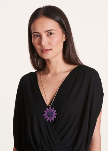 Collier pendentif fleur violette avec perles - La Fée Maraboutée - Modalova