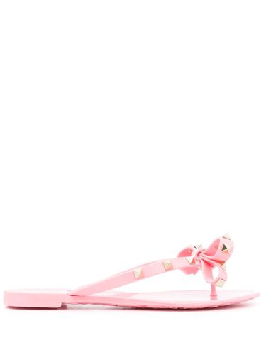 Rockstud Rubber Thong Sandals - Valentino Garavani - Modalova