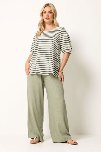 Top Grande Taille Blanc Et Vert Rayé En Maille À Manches Bouffantes Size 44 - Yours - Modalova