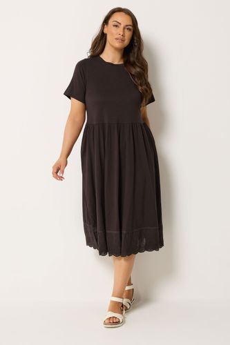 Robe Marron Chocolat Ornée De Broderie Anglaise Size 48 - Yours - Modalova