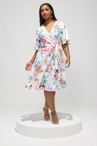 Robe Patineuse Portefeuille Blanche À Fleurs Size 54-56 - Yours London - Modalova