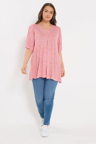 Top Plissé Sur Le Devant À Petites Fleurs Rouge Size 50-52 - Yours - Modalova