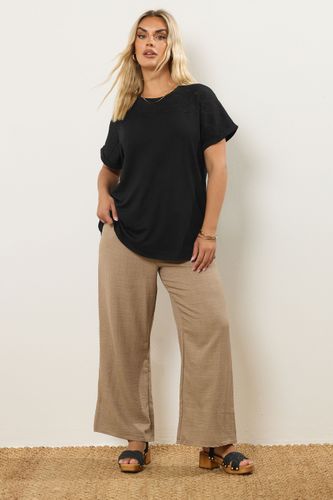 Tshirt Noir À Empiècements En Dentelle Size 58-60 - Yours - Modalova