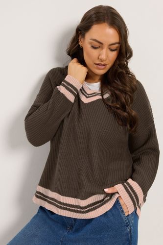 Pull Tennis Marron Chocolat Size 66-68 - Yours - Modalova