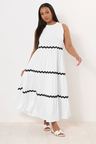 Robe Blanche Contrastée Couture Smocké Size 50-52 - Yours - Modalova