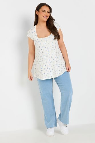 Top Blanc Floral Bleu Volanté Encolure Carrée Size 66-68 - Yours - Modalova