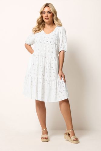 Robe Étagée Blanche En Broderie Anglaise Size 48 - Yours - Modalova