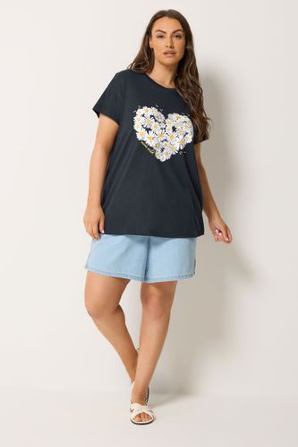 Tshirt Bleu Marine À Imprimé Cœur De Marguerites Size 66-68 - Yours - Modalova