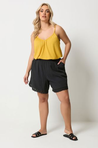 Short Noir Smocké Et Orné De Crochet Size 46 - Yours - Modalova