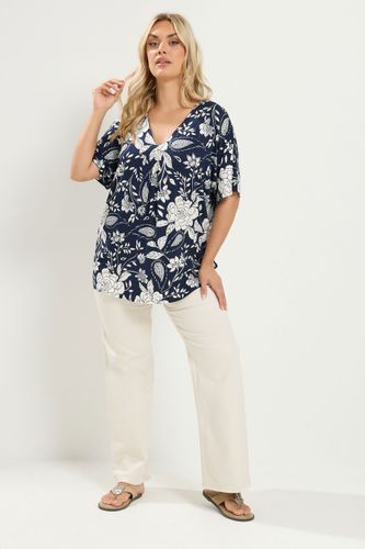 Top Bleu Marine À Imprimé Floral Plissé Sur Le Devant Size 58-60 - Yours - Modalova