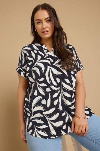 Top Bleu Marine & Blanc Texturé Feuilles Size 66-68 - Yours - Modalova