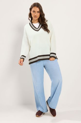 Pull Style Tennis En Maille Blanc Et Marron Size 58-60 - Yours - Modalova