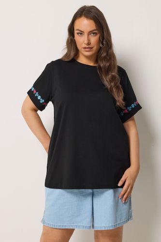Tshirt Noir Brodé Avec Détail Floral Sur Les Manches Size 62-64 - Yours - Modalova