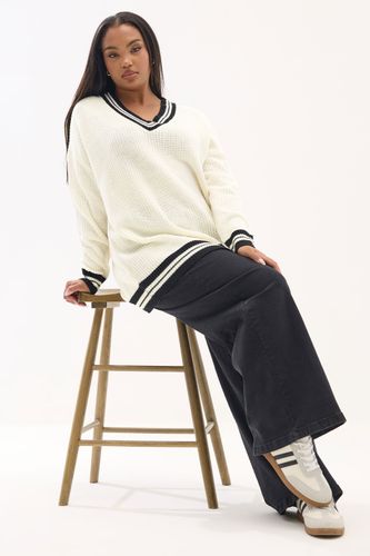 Pull En Maille À Col V Contrastant Blanc Ivoire Size 42-44 - Yours - Modalova