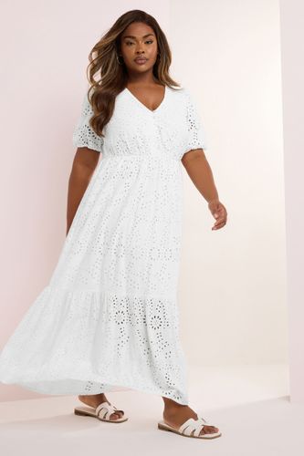 Robe Blanche Maxi Volantée Broderie Anglaise Size 46 - Yours - Modalova