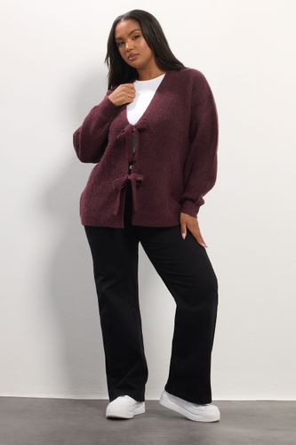 Cardigan Rouge Vin Avec Nœud Papillon Sur Le Devant Size 46-48 - Yours - Modalova