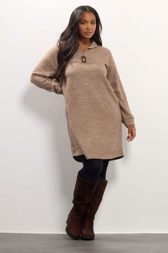 Robe Pull Côtelée Marron Naturel À Fermeture Éclair Quart De Tour Size 54-56 - Yours - Modalova