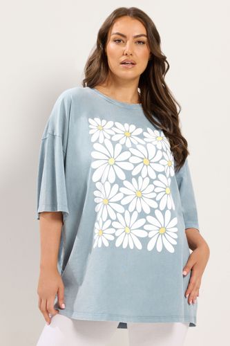 Tshirt Droit Bleu Clair Délavé À Imprimé Marguerites Size 46 - Yours - Modalova