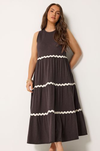Robe Longue Marron Chocolat Avec Bordure À Motif Tourbillon Size 50-52 - Yours - Modalova
