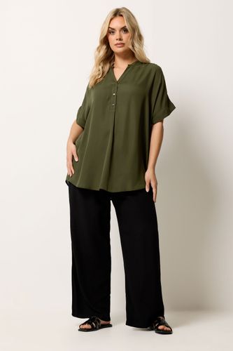 Blouse Vert Kaki À Demipatte De Boutonnage Size 46 - Yours - Modalova