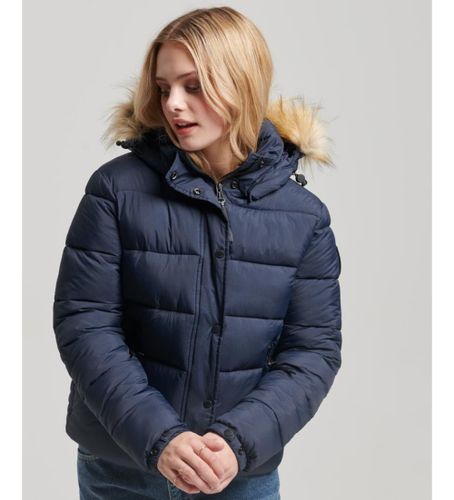 Til kvinder. W5011569A Kort quiltet jakke med hætte og navyfarvet imiteret pelskant (XXS), Casual, Polyester, Bæredygtig - Superdry - Modalova