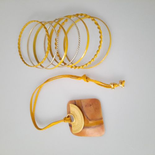 Ensemble ethnique chic pendentif bois/mtal et 7 bracelets mtal - Label Emmaus - Modalova